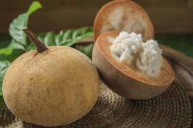 Sarı Santol Tay tropikal meyve plaka üzerinde.