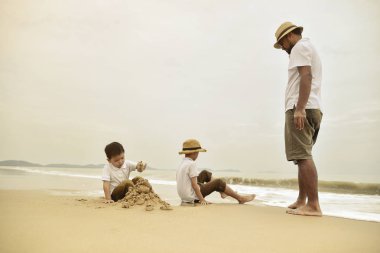 mutlu aile sahilde iki çocukla, deniz üzerinde mutlu aile beach Resort'ta