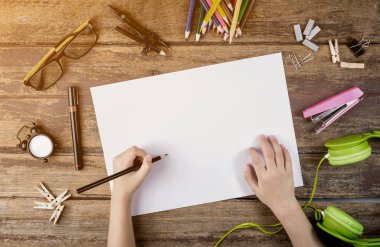 İleti örneği nesneleri dolu bir sanatçı ve Danışma. Ahşap arka plan üzerinde atış stüdyo.