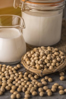 Soya fasulyesi ve yumuşak odak arka planda süt