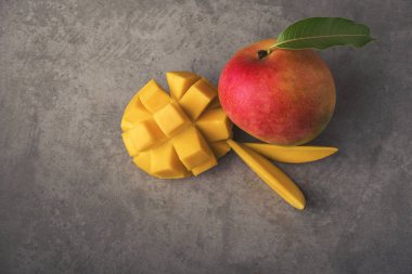 Mango meyve koyu arka plan üzerine dilimlenmiş.