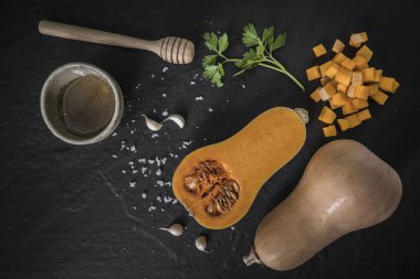 Organik Balkabagi tatlım çiseleyen yağmur, bal, baharat ve malzemeleri.