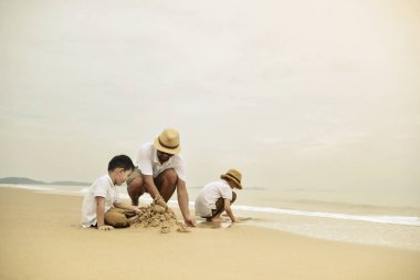 mutlu aile sahilde iki çocukla, deniz üzerinde mutlu aile beach Resort'ta