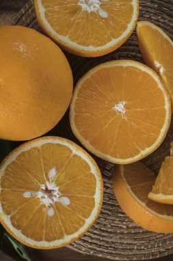 Hasır tepsi üzerinde sağlıklı turuncu meyveler