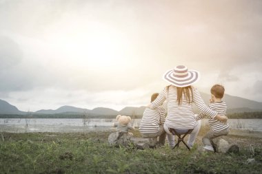 Anne Genç kızı ve oğluyla yakın göl piknik üzerinde. Aile kavramları