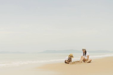 mutlu aile sahilde iki çocukla, deniz üzerinde mutlu aile beach Resort'ta