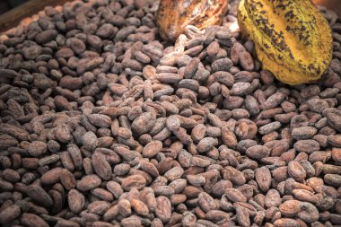 Bir fincan kahve, poşet ve eski paslı arka planda kepçe.