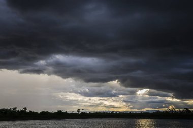 Işık karanlık ve dramatik fırtına bulutları arka planda. Siyah cumulus bulutları güçlü fırtına başlamadan.