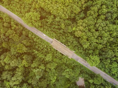 Tayland kırsal yeşil tropikal orman ile Asfalt yol, Drone hava fotoğrafı üst görünümü.