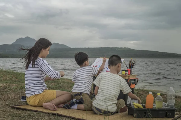 Familias Enseñan Los Niños Pintar Vacaciones Familiares Con Naturaleza Estilo — Foto de Stock