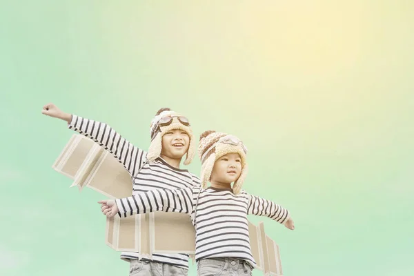 Счастливый Ребенок Играющий Игрушечными Крыльями Фоне Летнего Неба Ретро Тонировка — стоковое фото