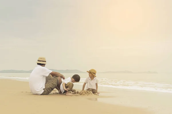 Ευτυχισμένη Οικογένεια Δύο Παιδιά Στην Παραλία Ευτυχισμένη Οικογένεια Στην Θάλασσα — Φωτογραφία Αρχείου