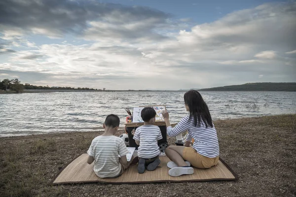 Familias Enseñan Los Niños Pintar Vacaciones Familiares Con Naturaleza Estilo — Foto de Stock