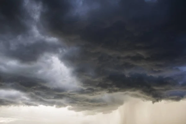 Luz Escuridão Tempestade Dramática Nuvens Fundo Nuvens Cúmulo Preto Antes — Fotografia de Stock