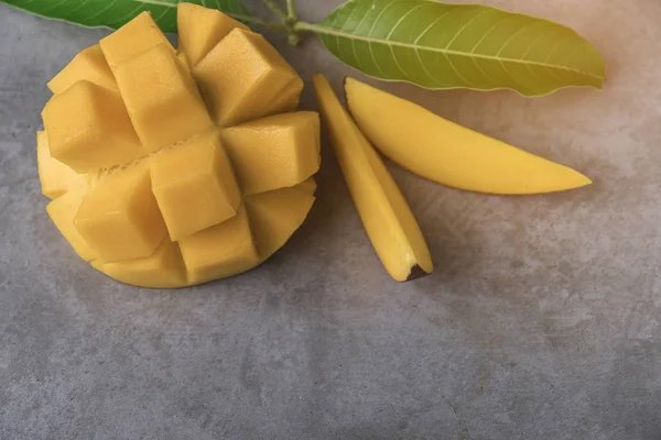 Gesneden Fruit Mango Donkere Achtergrond — Stockfoto