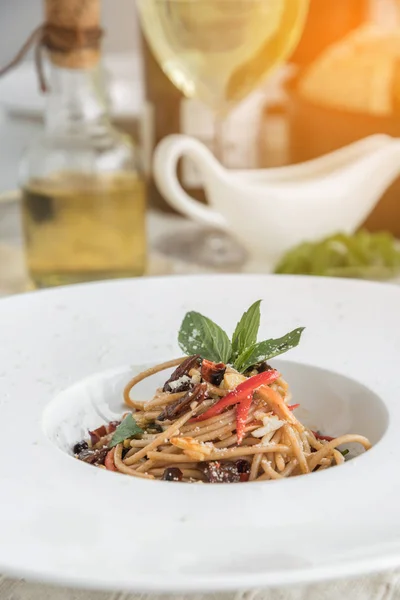 Spagetti Bolognese Vihannesten Kanssa Italialainen Ruoka — kuvapankkivalokuva