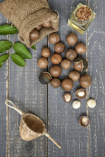 Nueces Macadamia Esparcidas Del Saco Con Botella Aceite Sobre Fondo — Foto de Stock