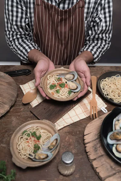 Guapo Barbudo Cheef Cocinar Preparación Espaguetis Una Cocina Chef Cocina — Foto de Stock