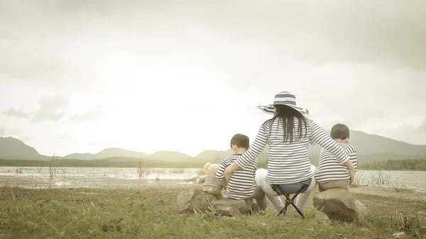 Madre Con Hijos Picnic Cerca Del Lago Familia Asiática — Foto de Stock