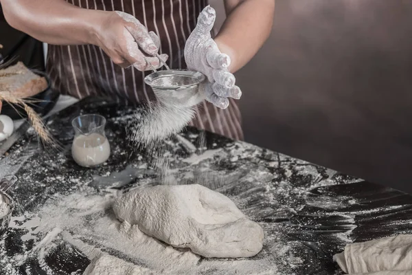 Mann Bereitet Brötchen Tisch Bäckerei Mann Streut Mehl Über Frischen — Stockfoto