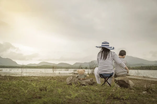 Madre Con Hijas Pequeñas Hijo Picnic Cerca Del Lago Conceptos — Foto de Stock