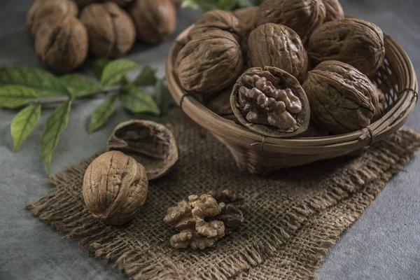 Nueces Cuenco Madera Sobre Mesa Con Hojas Verdes — Foto de Stock