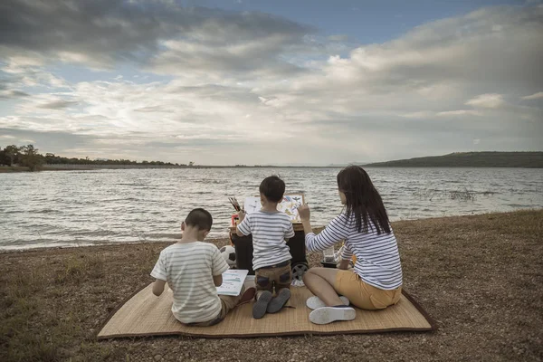 Familias Enseñan Los Niños Pintar Vacaciones Familiares Con Naturaleza Estilo — Foto de Stock