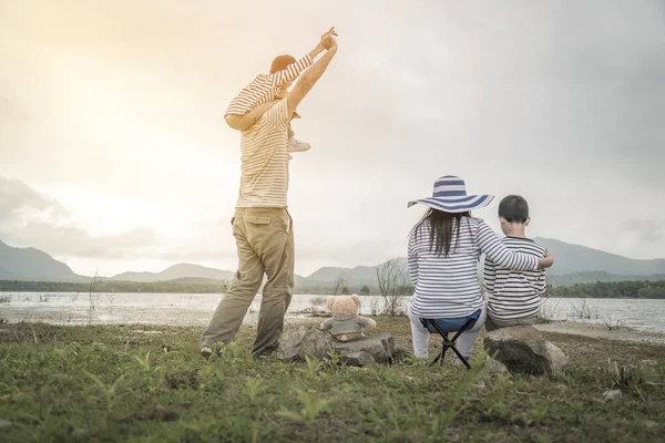 Padre Con Hijas Jóvenes Hijo Picnic Cerca Del Lago Conceptos — Foto de Stock