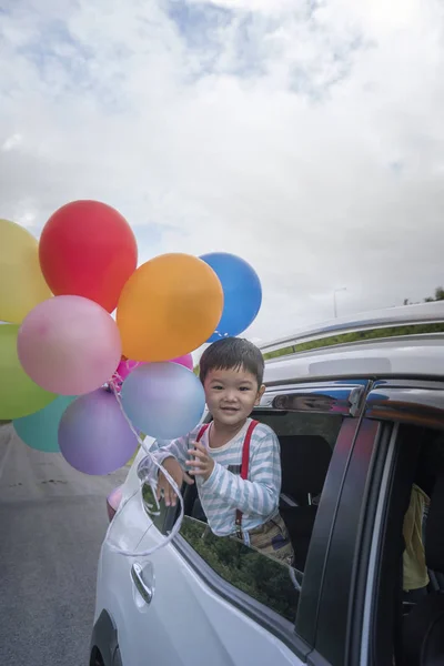 Familia Feliz Celebración Globos Colores Aire Libre Coche Que Tiene —  Fotos de Stock