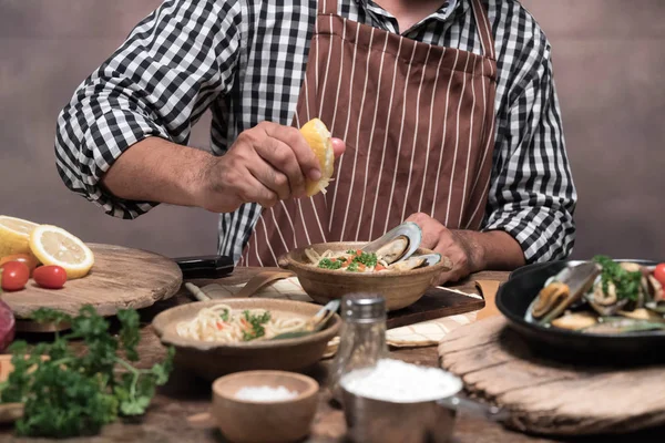 Guapo Barbudo Cheef Cocinar Preparación Espaguetis Una Cocina Chef Cocina —  Fotos de Stock