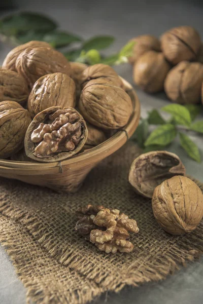 Nueces Cuenco Madera Sobre Mesa Con Hojas Verdes — Foto de Stock