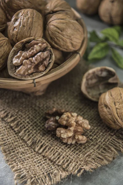 Nueces Cuenco Madera Sobre Mesa Con Hojas Verdes — Foto de Stock