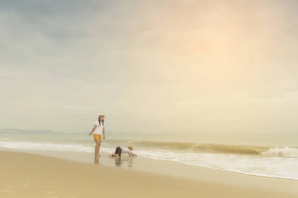 Boldog Család Két Gyerek Strandon Boldog Család Tenger Beach Resort — Stock Fotó
