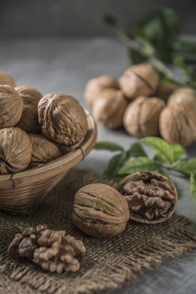 Nueces Cuenco Madera Sobre Mesa Con Hojas Verdes — Foto de Stock