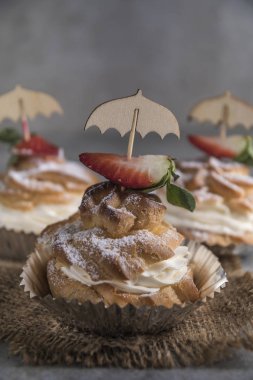 Krema, çilek ve nane ile ev yapımı profiterol.