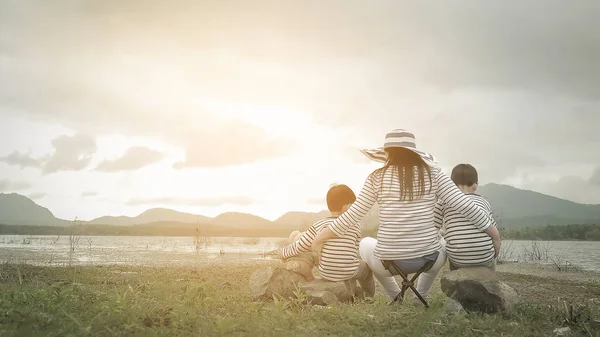 Mamma Med Unga Döttrar Och Son Picknick Vid Sjön Familjen — Stockfoto