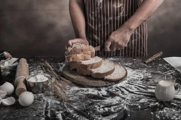 Mann Bereitet Brötchen Tisch Bäckerei Mann Streut Mehl Über Frischen — Stockfoto