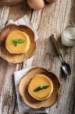 Naneli ev yapımı karamel kremalı puding.