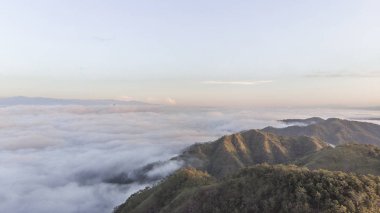Thail kuzeyinde Dağ Tabakası ile Sabah Sis Manzara