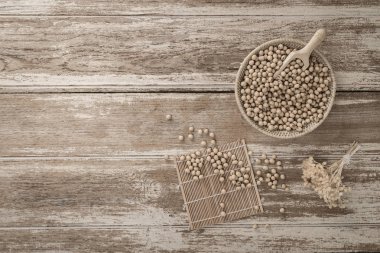 Ahşap arka planda soya sütü ve soya fasulyesi