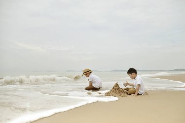 mutlu aile sahilde iki çocukla, deniz üzerinde mutlu aile beach Resort'ta