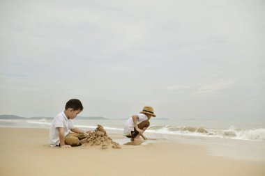 mutlu aile sahilde iki çocukla, deniz üzerinde mutlu aile beach Resort'ta