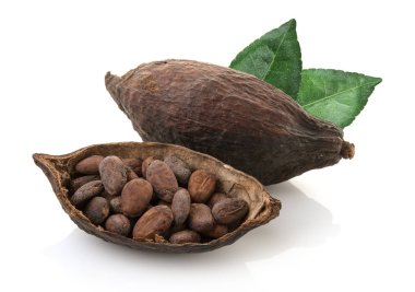 Kakao bakla ve kakao çekirdekleri ve izole yaprakları ile kakao tozu