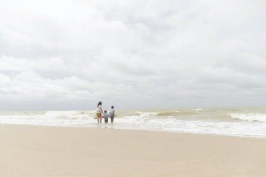 mutlu aile sahilde iki çocukla, deniz üzerinde mutlu aile beach Resort'ta