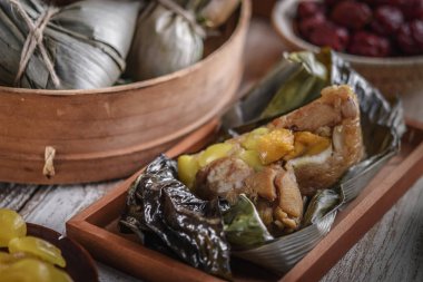 Gıda ve geleneksel dekoratif ile Çin Yeni Yıl parti masası