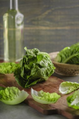 olgun organik yeşil salata Romano bir kesme tahtası üzerinde