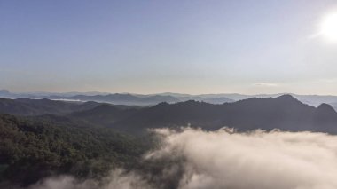 Thail kuzeyinde Dağ Tabakası ile Sabah Sis Manzara