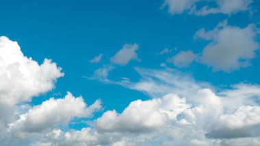 Bulutlu mavi gökyüzü