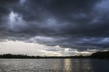 Işık ve karanlık ve dramatik fırtına bulutları arka planda