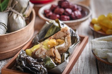 Gıda ve geleneksel dekoratif ile Çin Yeni Yıl parti masası